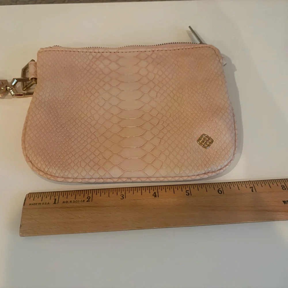 Kendra Scott Wristlet Pouch Womens Small Blush Pink Snakeskin Embossed‎